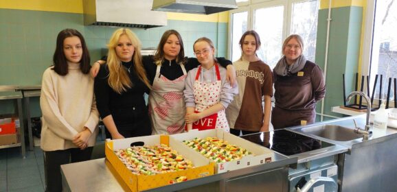 Poczęstunek dla osób starszych Dąbrowskiej ” Fundacji Wspieramy”