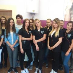 Uczennice Technikum Usług Fryzjerskich w firmowych strojach