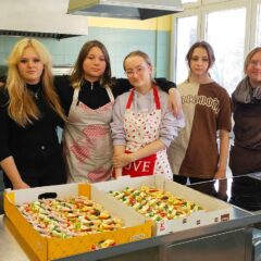 Poczęstunek dla osób starszych Dąbrowskiej ” Fundacji Wspieramy”